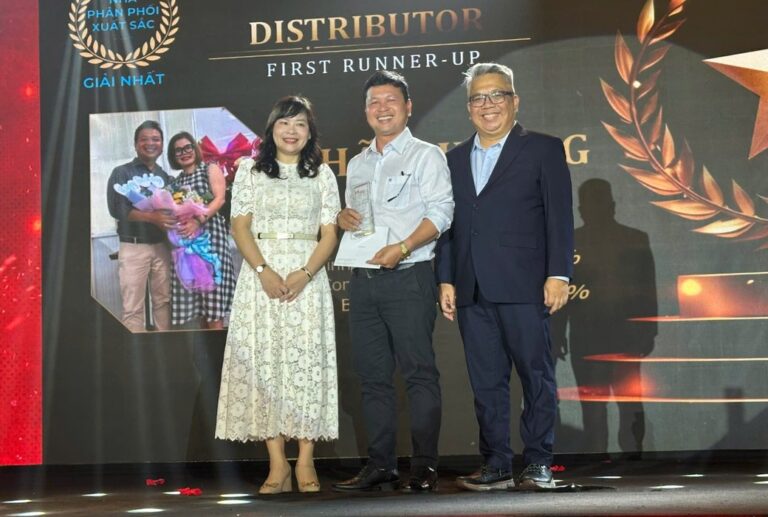Nhã Phượng nhận giải Distributor First Runner-up